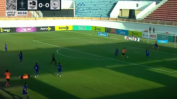 إعلامي ينتقد وضع شعارات الأندية على الشاشة خلال بث المباريات