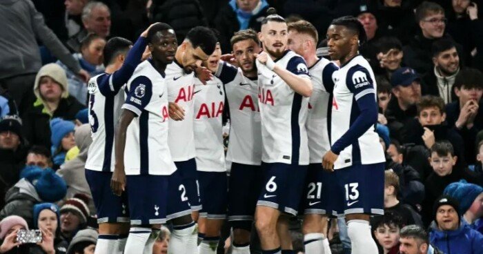 بسبب المدرب.. أزمة كبيرة بين لاعبي توتنهام