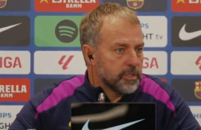 فليك يؤكد غياب أراوخو عن مباراة برشلونة وأتلتيكو مدريد لأسباب شخصية