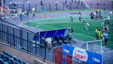 فوضى في ديربي كينشاسا.. اشتباكات بين الجماهير بالدوري الكونغولي