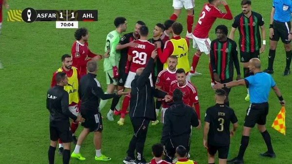 كاف يحيل أحداث مباراة الأهلي والجيش الملكي للانضباط.. تفاصيل