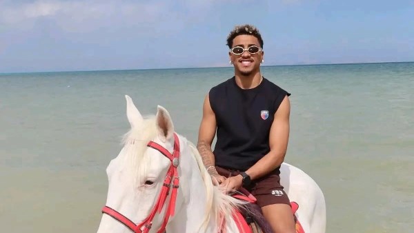 فارس برازيلي.. بيزيرا يستمتع بقضاء عطلته بركوب الخيل