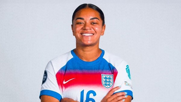 القضاء البريطاني يصدر حكمًا على رجل أرسل رسائل عنصرية لجيس كارتر