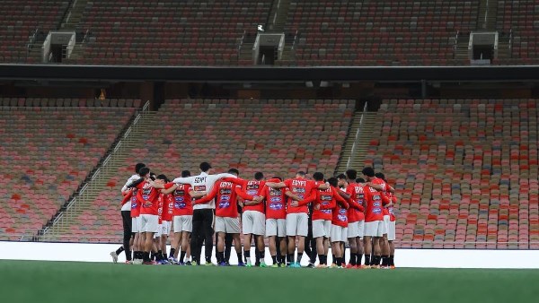 منتخب مصر يختتم تدريباته لمواجهة السعودية غداً .. ووزير الرياضة يجتمع باللاعبين