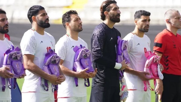 تخليدًا لشهداء مدرسة ميناب.. لاعبو إيران يحملون حقائب مدرسية أثناء مباراة نيجيريا