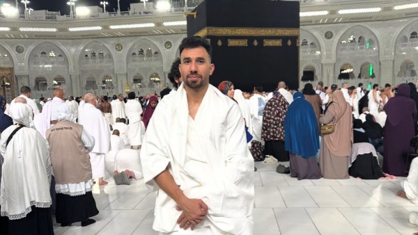 عقب مباراة السعودية.. تريزيجيه يؤدي مناسك العمرة