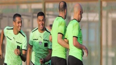 منهم أمين عمر .. أوسكار رويز يسلم الشارة الدولية للحكام