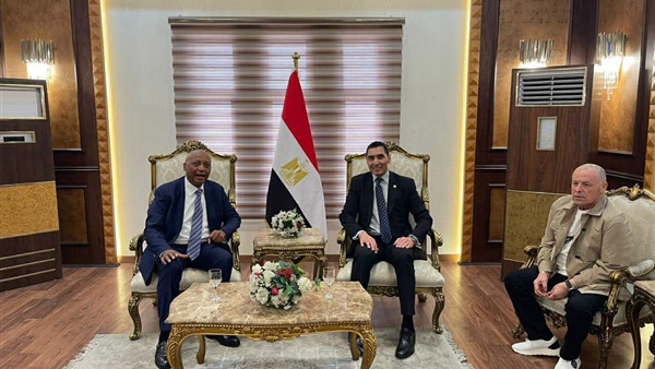 تفاصيل اجتماع وزير الرياضة مع رئيس الكاف.. ماذا حدث؟