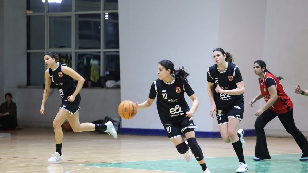 الأهلي يتاهل إلى نصف نهائي دوري سيدات كرة السلة بالفوز على البنك الأهلي 88-77