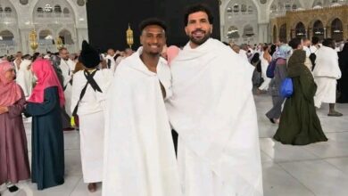 المهدي سليمان وهيثم حسن يؤديان مناسك العمرة قبل مواجهة إسبانيا