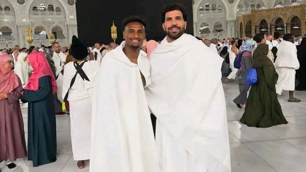 المهدي سليمان وهيثم حسن يؤديان مناسك العمرة قبل مواجهة إسبانيا