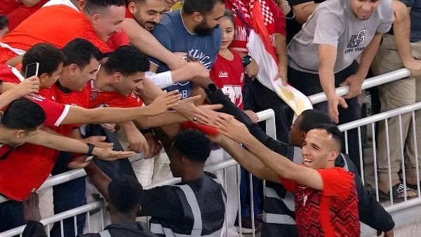 لقطة مؤثرة لـ ناصر منسي مع الجماهير عقب الفوز على السعودية.. شاهد