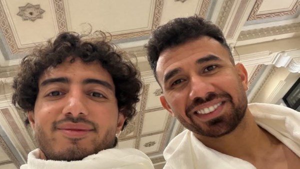 محمد هاني يؤدي العمرة رفقة تريزيجية