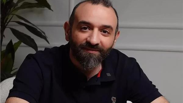 عمرو سلامة يشارك نصائح حول إدارة المشاعر عبر وسائل التواصل الاجتماعي