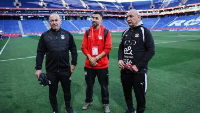 الجهاز الفني للمنتخب يتفقد أرضية ملعب “إسبانيول” قبل مباراة الغد