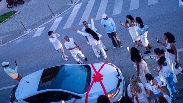 شيكو بانزا يفاجئ زوجته بهدية مميزة احتفالًا بحملها في طفله