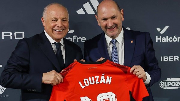 هاني أبوريدة يُكرّم رئيس الاتحاد الإسباني ويُهديه قميص منتخب مصر