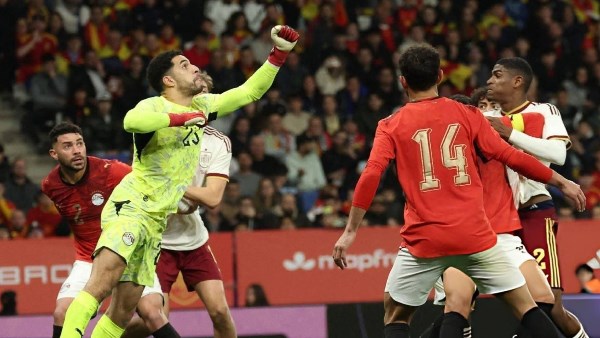 أسد مصر .. شريف إكرامي يتغزّل فى مصطفى شوبير بعد مباراة إسبانيا