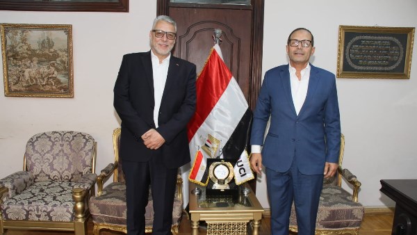 رئيس اتحاد الدراجات يجتمع بالخبير الإيطالي عقب وصوله إلى القاهرة لقيادة المنتخب