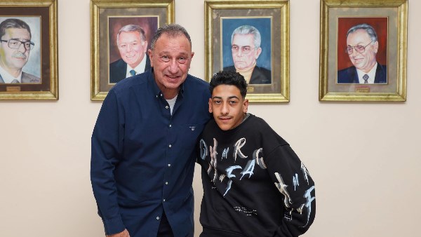 الخطيب يستجيب لطلب مشجع من ذوي الهمم ويكرّمه داخل مقر الأهلي