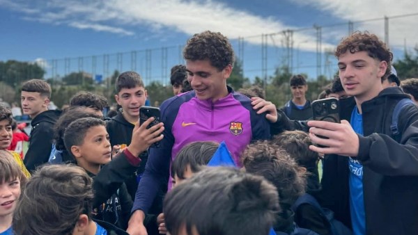 أطفال لاماسيا يلتقطون صورة مع حمزة عبدالكريم لاعب برشلونة