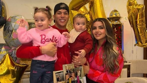 إمام عاشور في أحدث ظهور مع زوجته وأبنائه.. شاهد