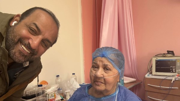 أغلى ما أملك.. رسالة مؤثرة من محمد شبانة لوالدته قبل دخولها غرفة العمليات