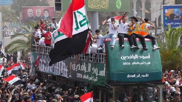 لقطات من احتفالات في شوارع بغداد لحظة استقبال منتخب العراق .. صور