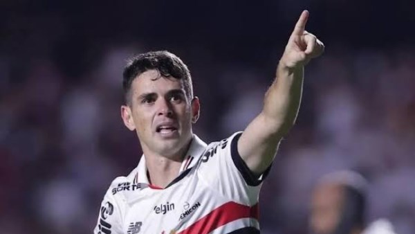 بسبب أزمة قلبية.. أوسكار يعلن اعتزال كرة القدم عن 34 عامًا