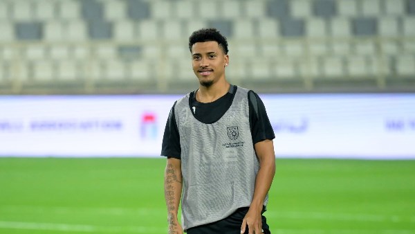 أفضل مهاجم بلا منازع..إعلامي يشيد بـ أداء خوان بيزيرا