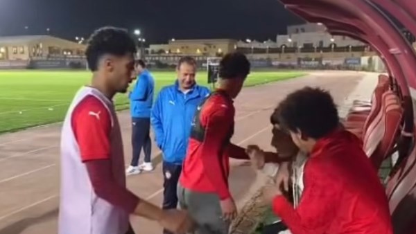 إسلام عيسى يدعم زملاءه قبل مواجهة الأهلي وسيراميكا كليوباترا