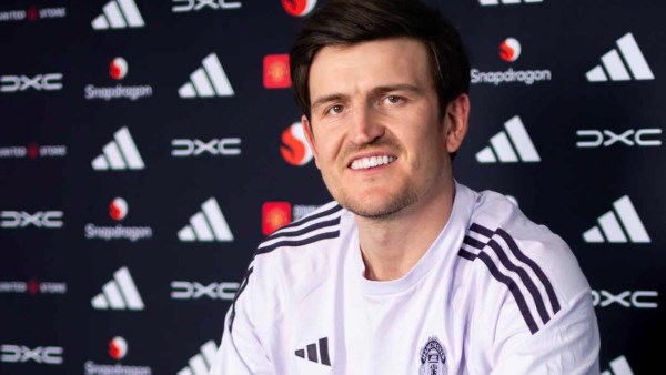 رسميا.. مانشستر يونايتد يجدد عقد هاري ماجواير