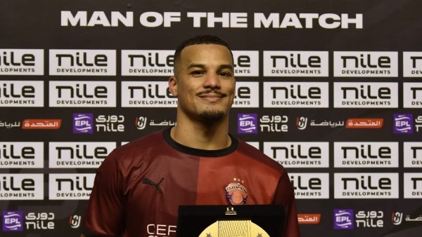 فخري لاكاي يتوج بجائزة رجل مباراة الأهلي وسيراميكا كليوباترا