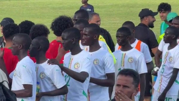 لفتة إنسانية غير مألوفة من لاعبي السنغال بعد الفوز على المغرب في كأس إفريقيا للمدارس