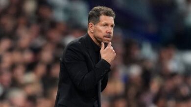 سيميوني يرد على شكوى برشلونة: معتادون على هذه الأمور في مدريد