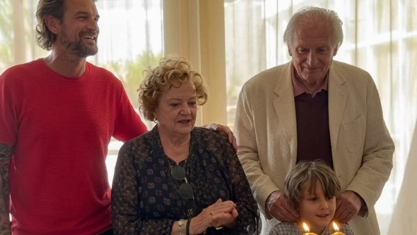 بـ تيشيرت الأهلي.. مانويل جوزيه يحتفل بعيد ميلاده الـ80