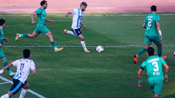 إهدار ركلة جزاء بالوقت القاتل .. بيراميدز يسقط في فخ التعادل أمام المصري