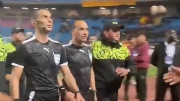 بعد إلقاء قوارير مياه.. حكام مباراة الترجي وصنداونز يخرجون في حراسة الأمن