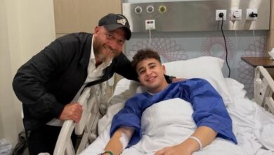 وائل رياض يزور بلال عطية بعد نجاح جراحة غضروف الركبة