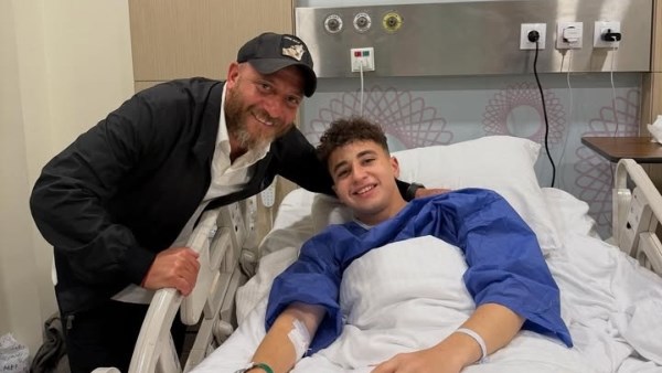 وائل رياض يزور بلال عطية بعد نجاح جراحة غضروف الركبة