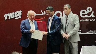 تكريم محمود وفا ومنحه الشارة الدولية