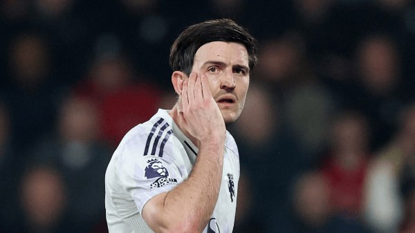 إيقاف ماغواير مباراة إضافية لإهانته الحكّام