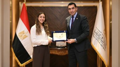 وزير الرياضة يكرم هانيا الحمامي بعد تتويجها ببطولة الجونة الدولية للاسكواش