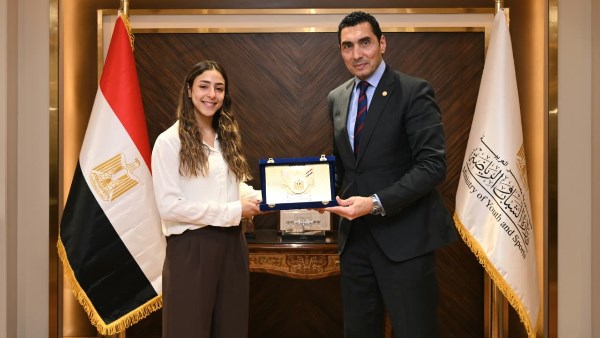وزير الرياضة يكرم هانيا الحمامي بعد تتويجها ببطولة الجونة الدولية للاسكواش