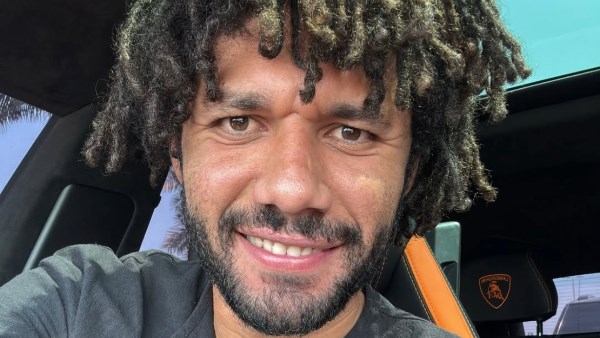 بحبك يا مصر.. محمد النني في أحدث ظهور من الطائرة