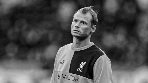 عقب تصادم سيارته مع قطار ... وفاة حارس مرمى ليفربول السابق