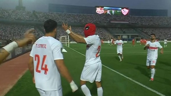 قناع سبايدر مان.. الحكم يشهر بطاقة صفراء في وجه عدي الدباغ بعد احتفاله بالهدف الملغي أمام بلوزداد