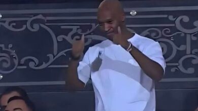 شيكابالا يوزع مياه وحازم إمام يرقص.. لقطات إنسانية لنجوم الزمالك بالمدرجات