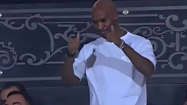 شيكابالا يوزع مياه وحازم إمام يرقص.. لقطات إنسانية لنجوم الزمالك بالمدرجات