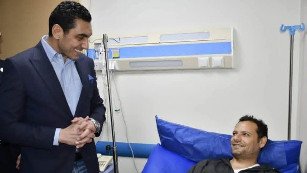 وزير الشباب يطمئن على عامل نظافة بأحد النوادي أصيب أثناء تأديه عمله